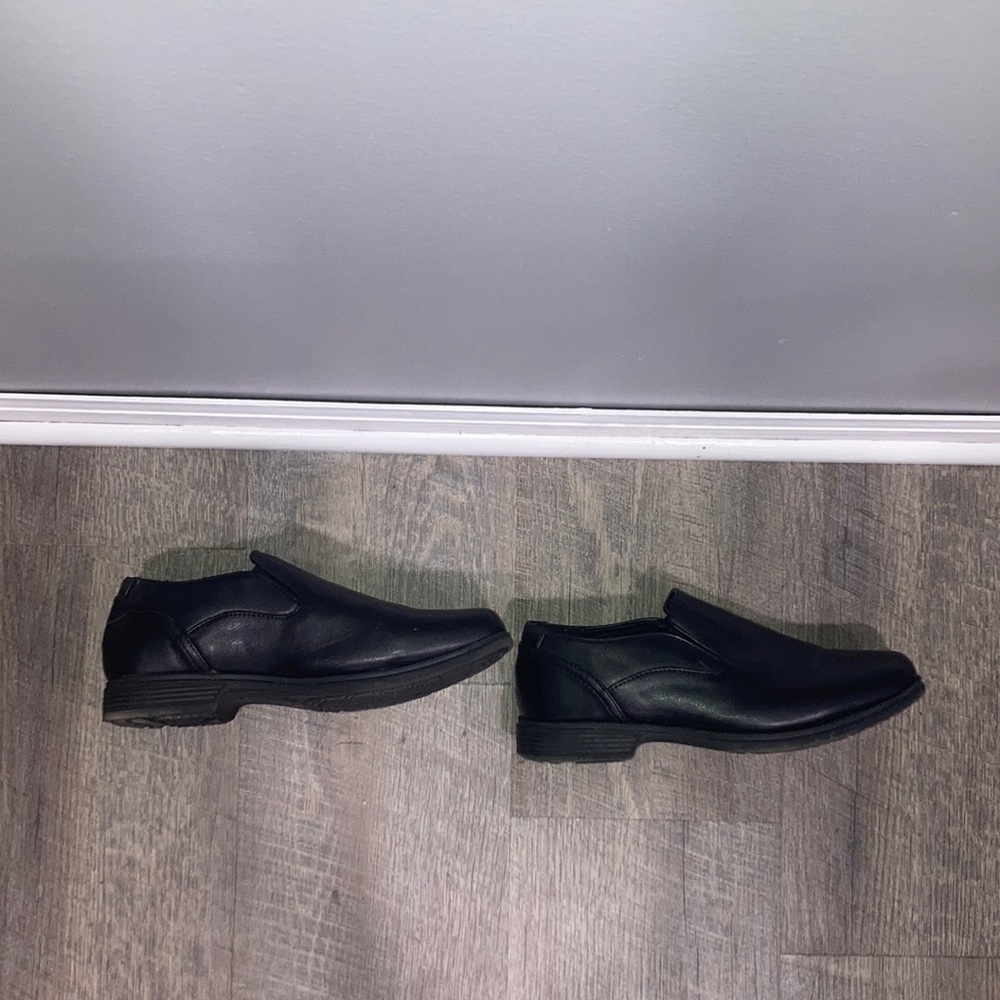 Comfortable black work shoes for restaurant workers, or servers. Office shoes